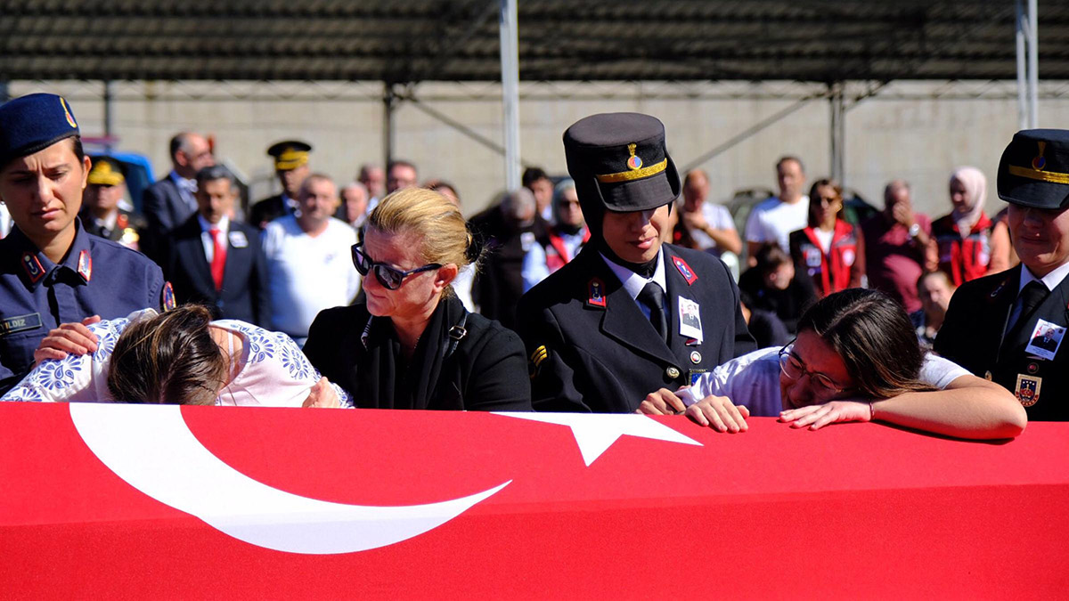 Kazaya müdahale eden jandarma ekibine otomobil çarptı: 1 şehit, 1 yaralı