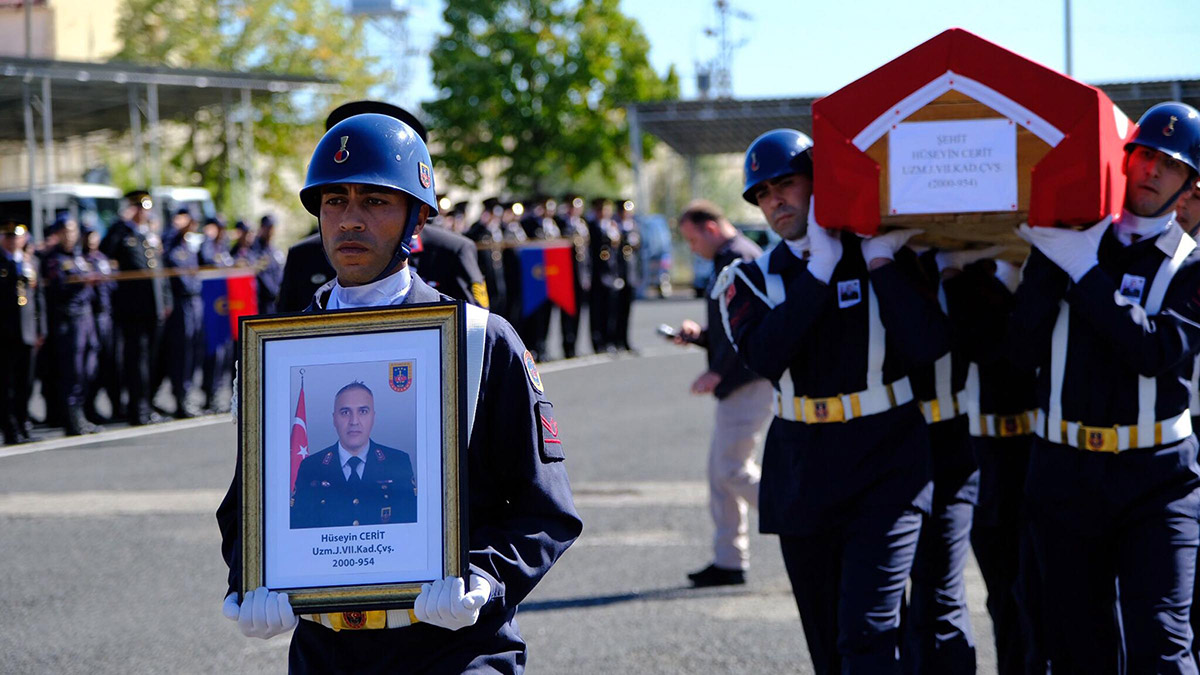 Kırklareli'nin Lüleburgaz ilçesinde kazaya müdahale eden jandarma ekibine otomobil çarptı, Uzman Çavuş Hüseyin Cerit (42), şehit oldu, Uzman Çavuş Ekrem Kılıç yaralandı.