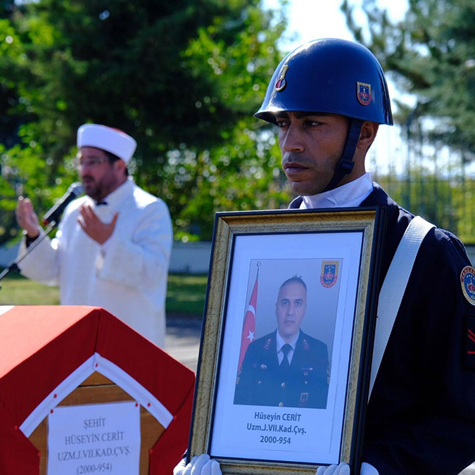 Kazaya müdahale eden jandarma ekibine otomobil çarptı