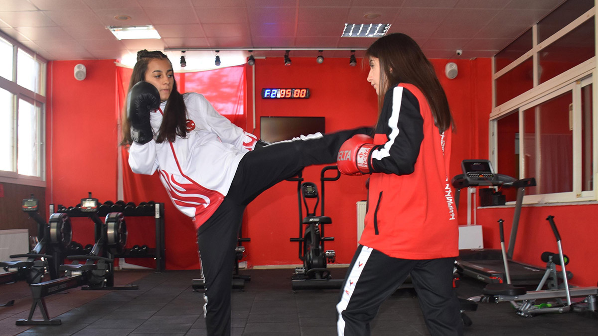 İzmir'de yaşayan Elif Ceren Şanlı (16), 9 yaşındayken başladığı kick boks sporunda ilk çıktığı maçta yenildi. Maçta burnu da kırılan Şanlı, pes etmek yerine daha fazla çalışmaya başladığını belirtti.