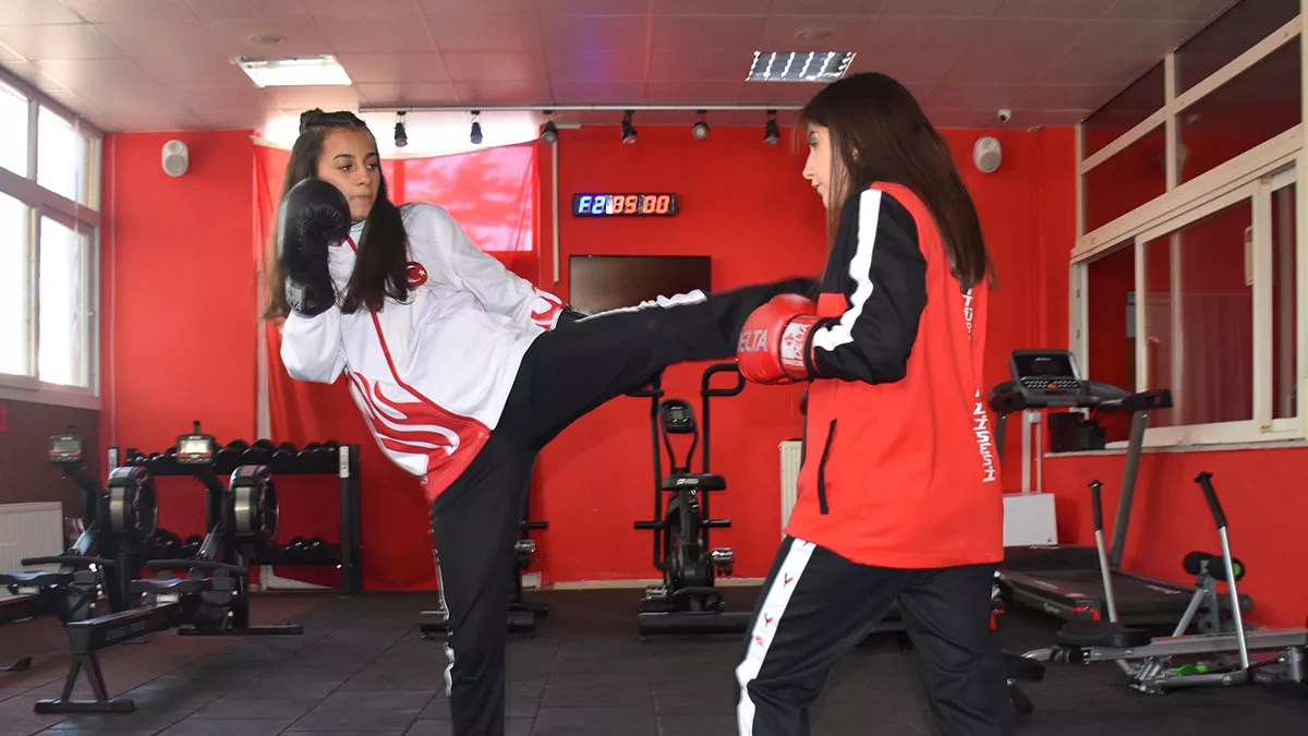 İzmir'de yaşayan elif ceren şanlı (16), 9 yaşındayken başladığı kick boks sporunda ilk çıktığı maçta yenildi. Maçta burnu da kırılan şanlı, pes etmek yerine daha fazla çalışmaya başladığını belirtti.  