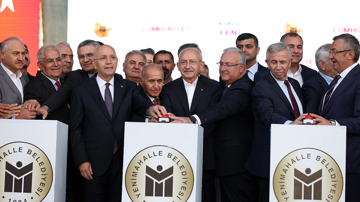 CHP Genel Başkanı Kemal Kılıçdaroğlu, "Baba işsiz, anne işsiz, üniversiteyi bitiren genç çocuğu işsiz bunu da biliyorum. Önemli olan bilmek değil, önemli olan bilinen sorunları akılcı politikalarla çözmektir. Ama çözmemiz için yetki sizdedir. Yetkiyi vereceksiniz sorunları çözeceğiz" dedi.