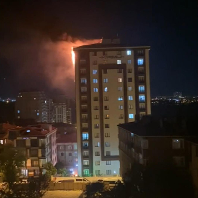 Küçükçekmece'de 14 katlı binanın üst katında yangın çıktı