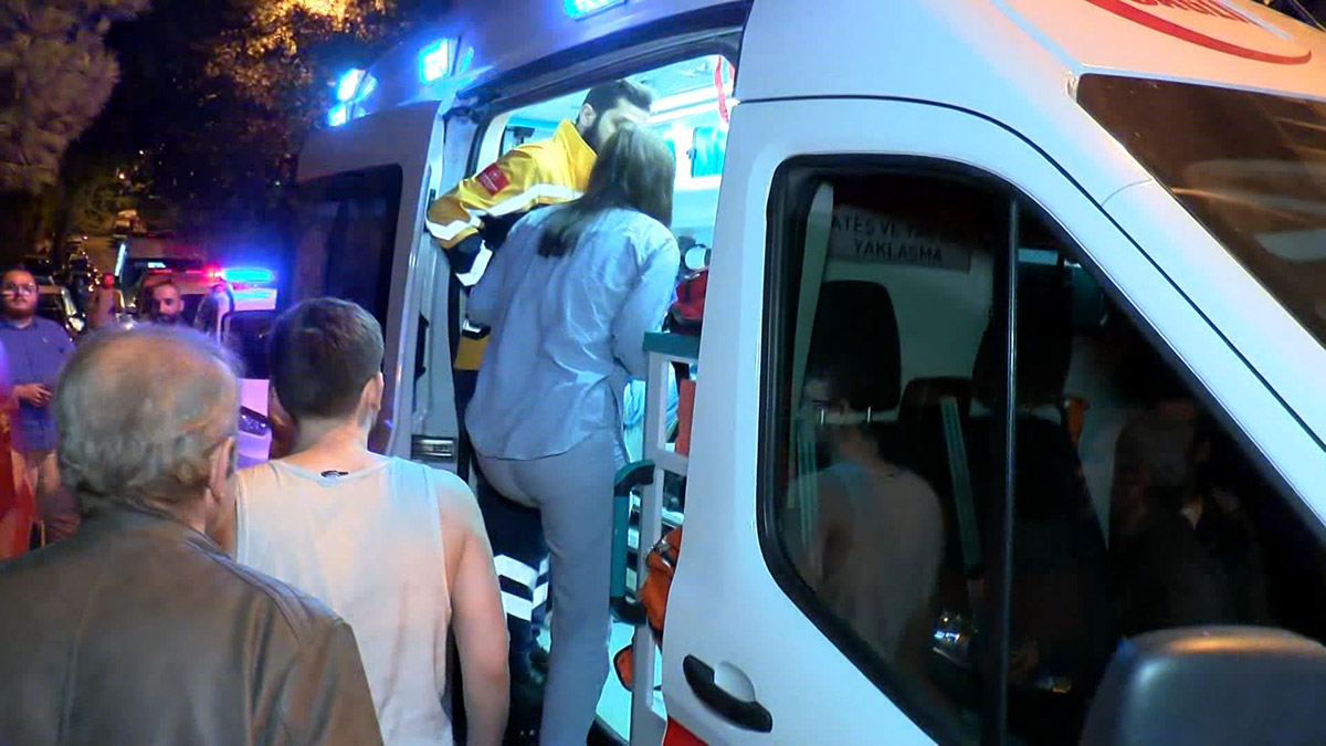 Küçükçekmece'de 14 katlı binanın en üst katındaki dairede yangın çıktı. Alevleri fark eden bina sakinleri kendilerini dışarı atarken, dumandan etkilenen 4 kişi hastaneye kaldırıldı.