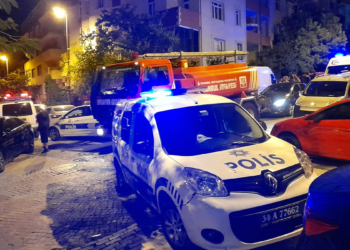 Küçükçekmece'de 14 katlı binanın üst katında yangın çıktı