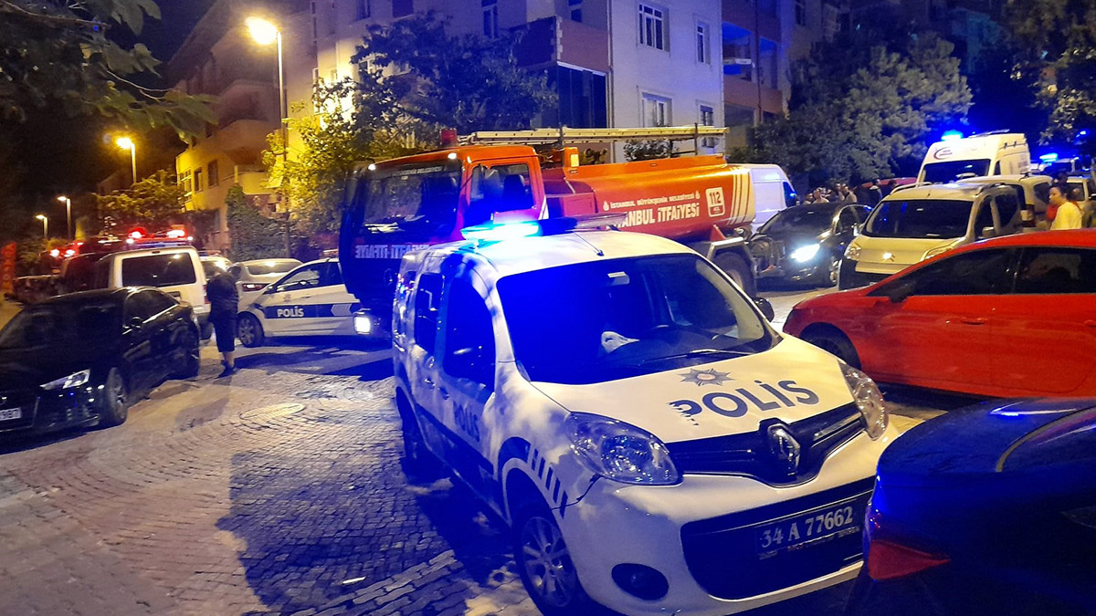 Küçükçekmece'de 14 katlı binanın üst katında yangın çıktı