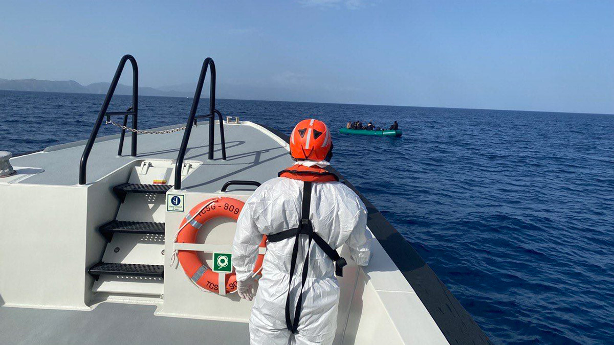 Yunanistan'ın ittiği 29 kaçak göçmen kurtarıldı