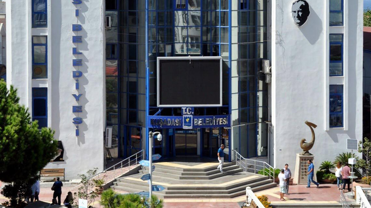 Kuşadası Belediyesi'nde açığa alınan 7 personele gözaltı