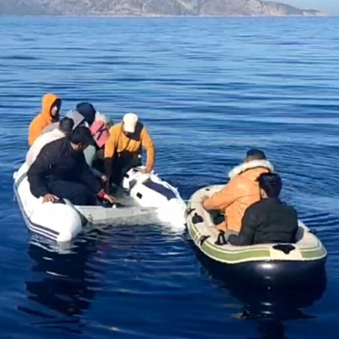 Türk kara sularına geri itilen 17 göçmen kurtarıldı