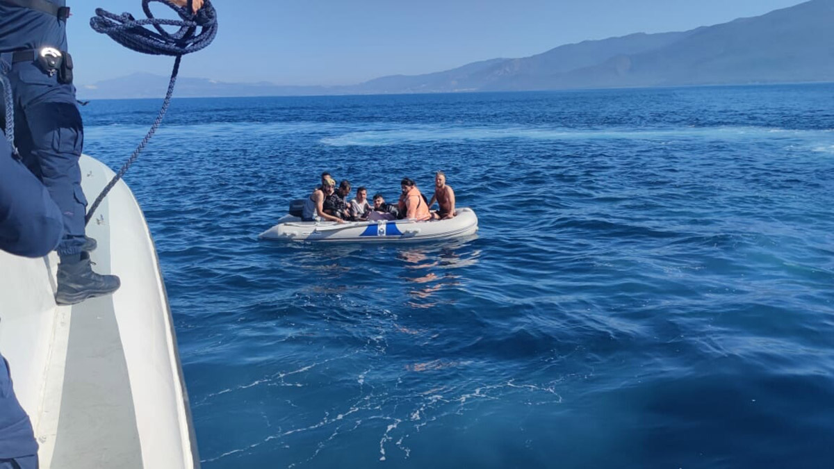 Türk kara sularına geri itilen 17 göçmen kurtarıldı