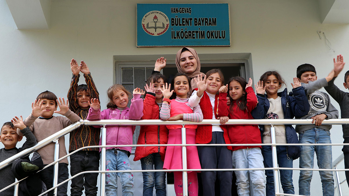 Van'da 'Dünyayı İyilik Kurtaracak' sloganı ile başlattığı hareketle binlerce çocuğa ulaşıp, yardım eli uzatan öğretmen Neslihan Erdoğan, 1 yıl önce kütüphane kurduğu okulda göreve başladı.