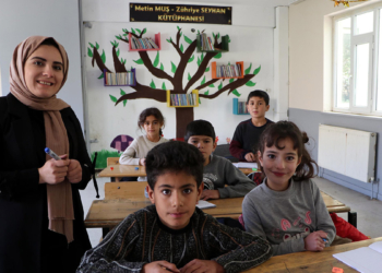 Kütüphane kurduğu okulda göreve başladı