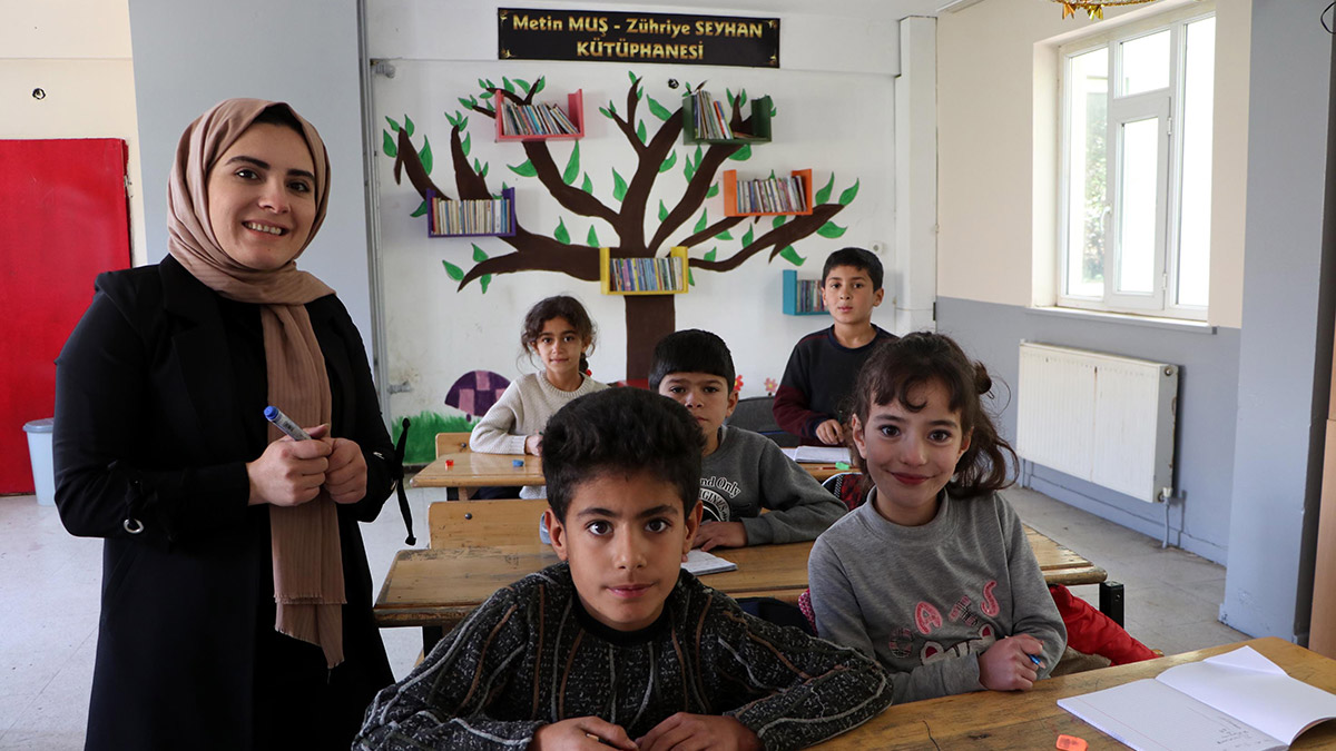 Kütüphane kurduğu okulda göreve başladı