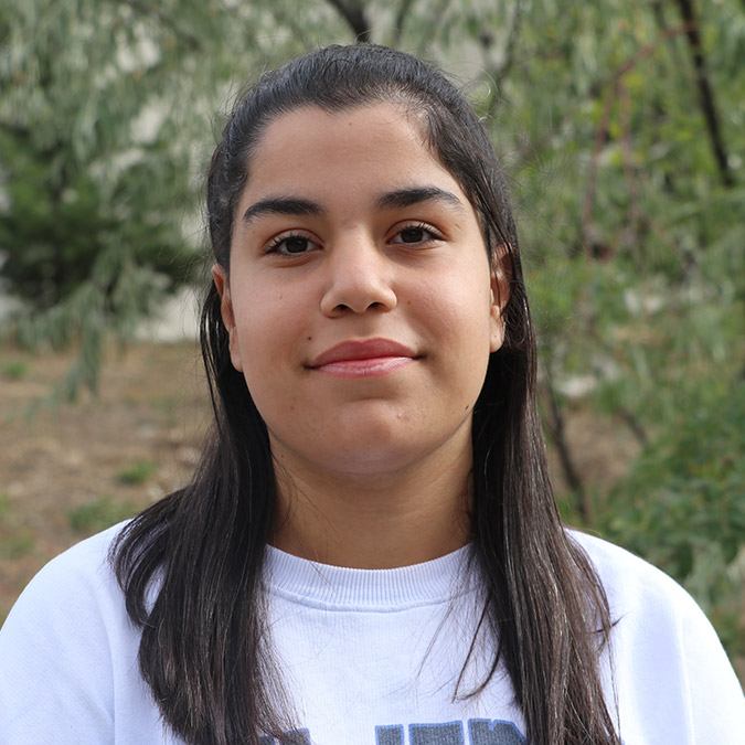 Rojda'yı köpeklerin saldırısından okul çantası kurtardı