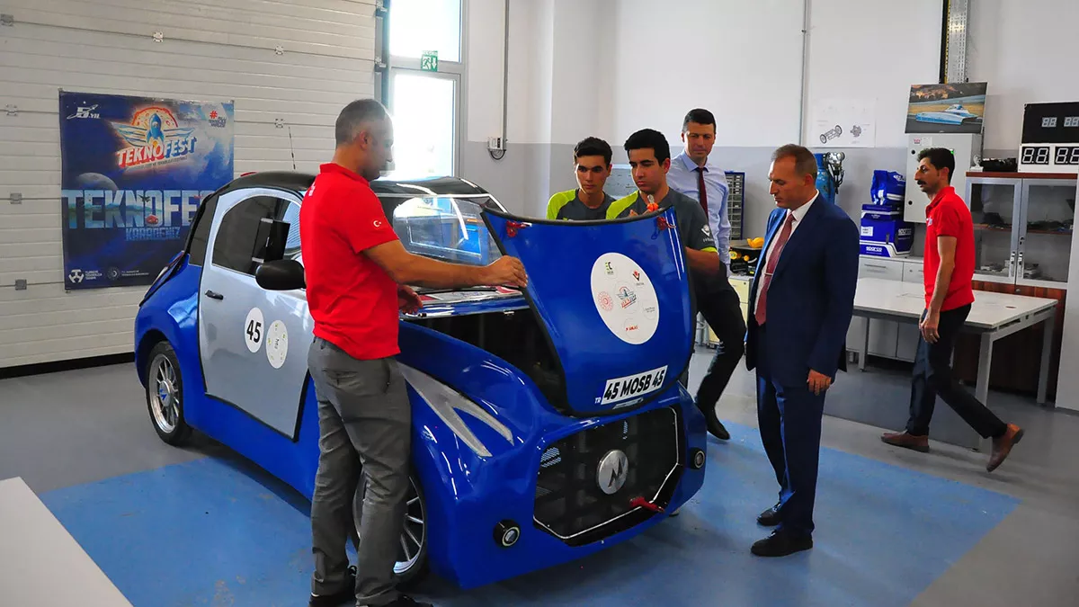 Manisa'da lise öğrencilerinin ürettiği, ortalama 60 kilometre hızla 200 kilometre yol yapabilen, tübi̇tak'ın yarışmasında ise 'görsel tasarım' ödüllü elektrikli otomobilin seri üretimi için sanayi kuruluşlarıyla görüşmeler başladı.