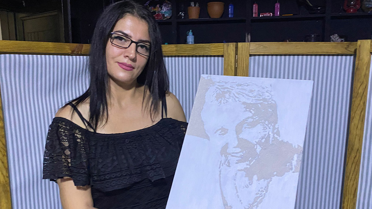 Annelerinin küllerinden portre yaptırdı