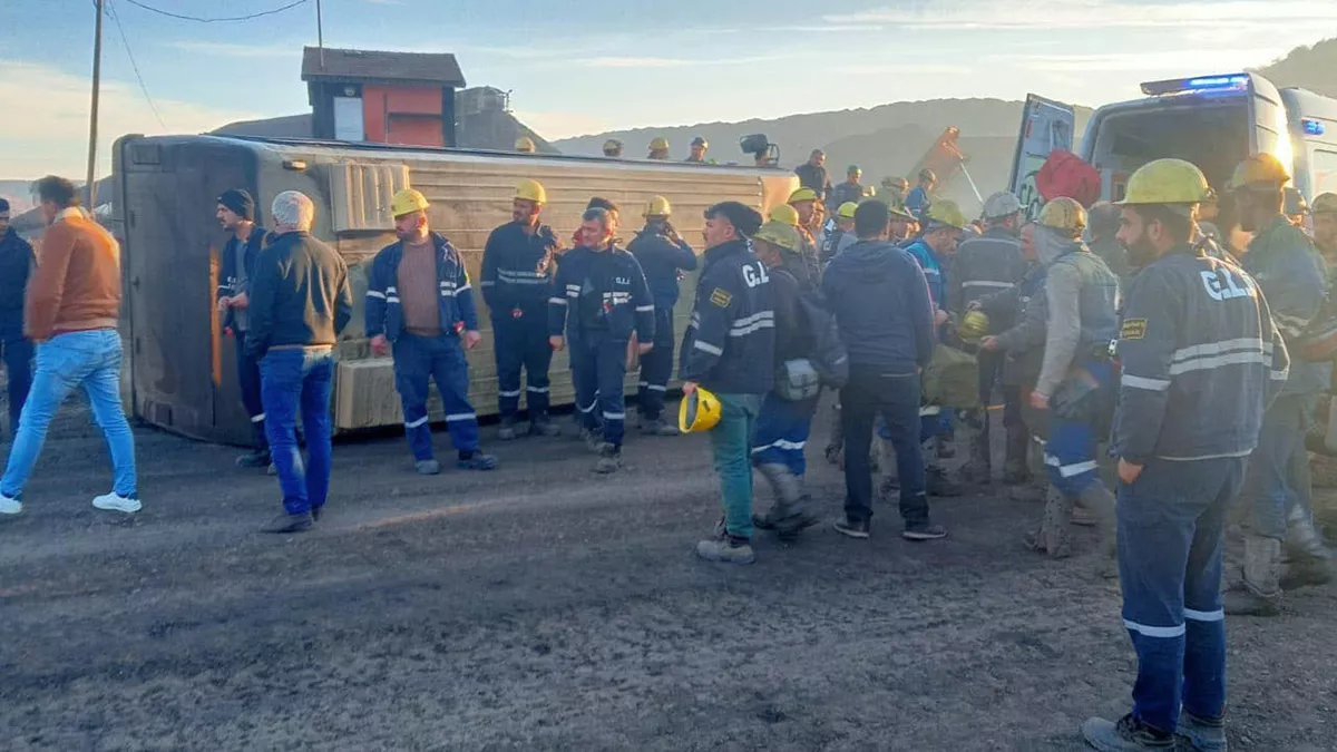 Madencileri taşıyan servis midibüsü devrildi; 11 yaralı