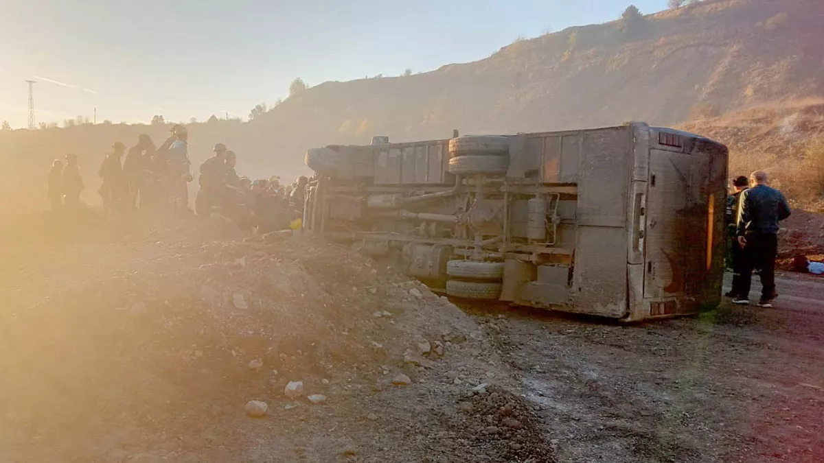 Madencileri taşıyan servis midibüsü devrildi; 11 yaralı