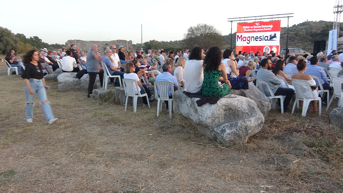 Aydın’ın Germencik ilçesinde tarihi Magnesia Antik Kenti'nde caz konseri yoğun ilgi gördü. Davetliler, ortaya çıkarılan Zeus Tapınağı'nı gezerken, sergi ve caz konseri de yoğun ilgiyle izlendi.