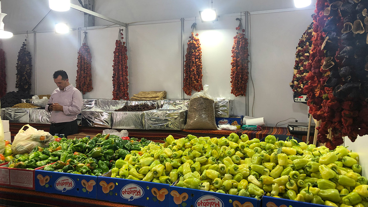 Sultangazi'de Malatya Yöresel Ürün Günleri ve Arapgir Üzüm Festivali düzenlendi. Sultangazi Belediyesi ve Malatya Dernekler Federasyonu iş birliğiyle düzenlenen festivalde üzümden kayısıya, kömbeden reyhan şerbetine, Malatya’nın lezzeti vatandaşla buluştu.