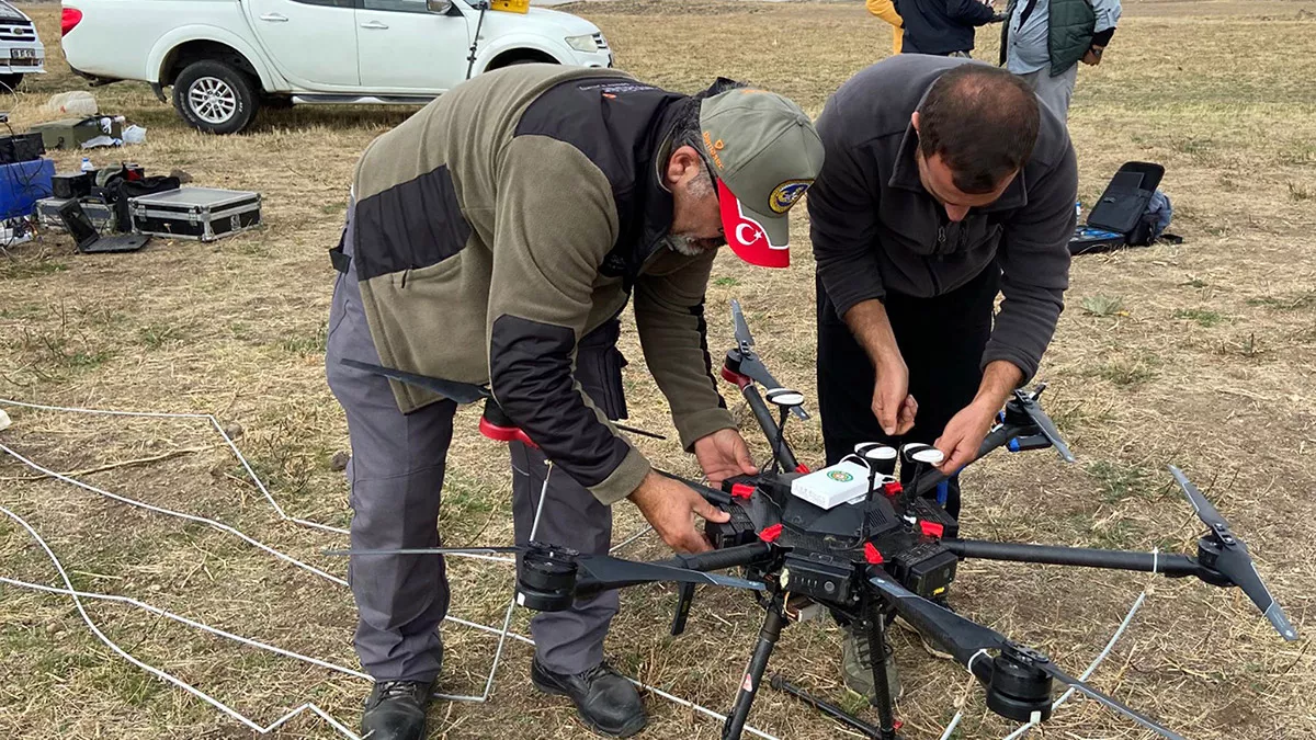 Malazgirt savaş alanının tespiti amacıyla yürütülen çalışmalarda savaşa ait objelerin tespiti için dron ile manyetometre cihazı kullanıldı.