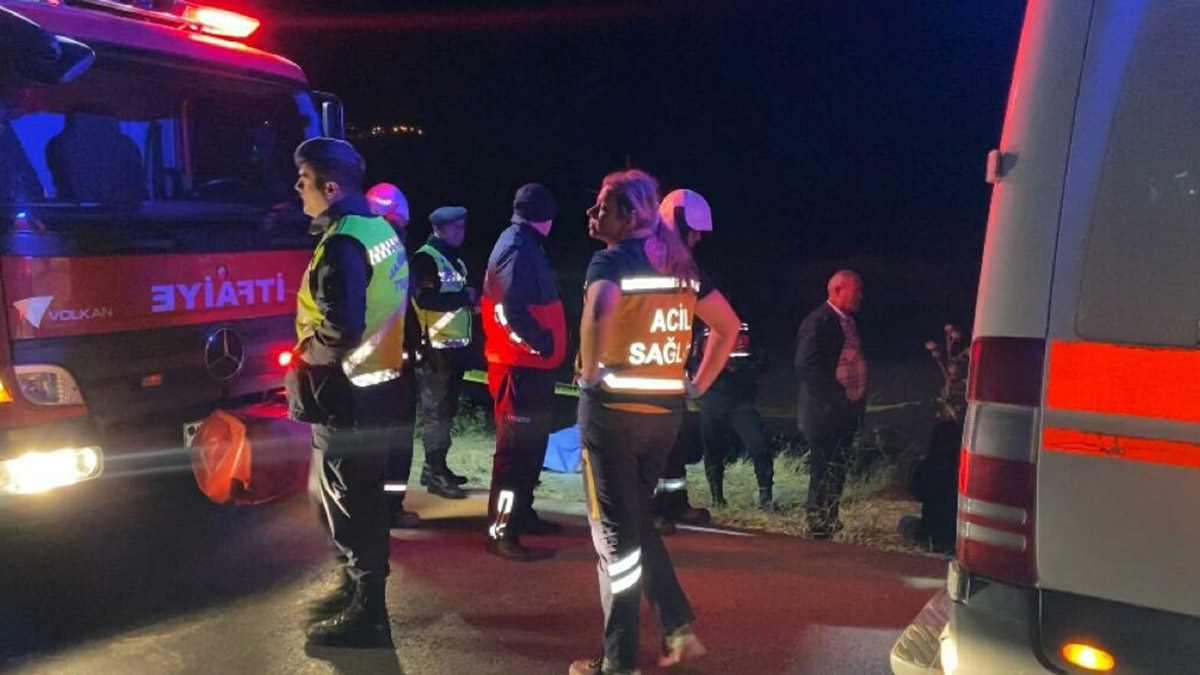 Manisa'nın Ahmetli ilçesinde, düğün yolunda kaza; kontrolden çıkan otomobil sulama kanalına uçtu, kazada sürücü Mesut Kocabıyık yaşamını yitirdi, 3’ü çocuk 5 kişi de yaralandı.