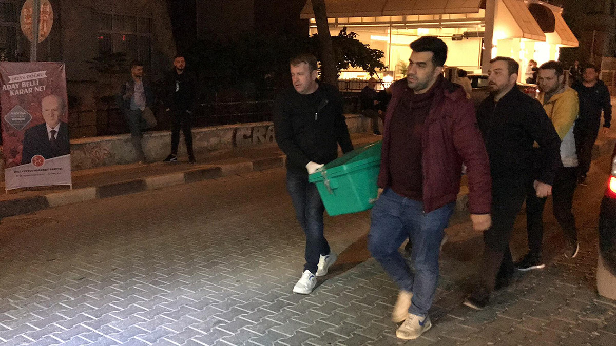 Manisa'da eşini bıçaklayarak öldürdü