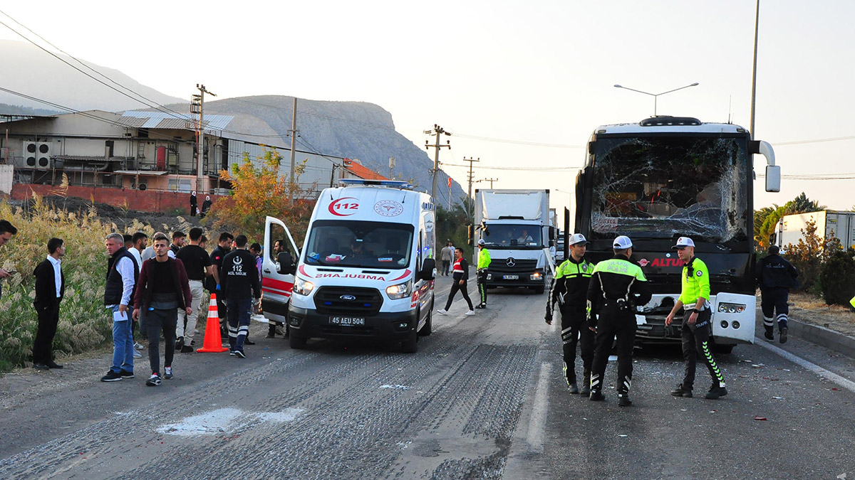 Manisa'da zincirleme kazada 24 kişi yaralandı