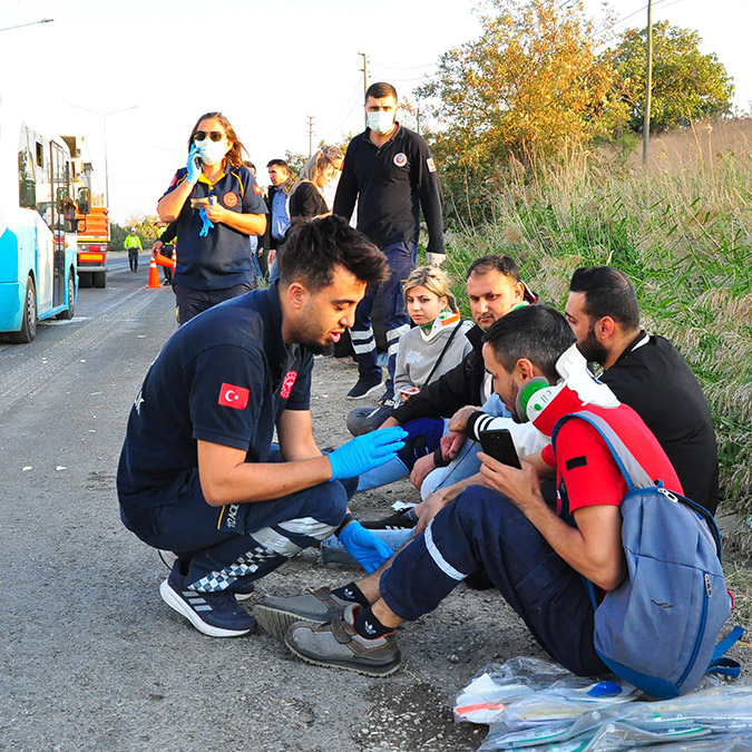 Manisa'da zincirleme kazada 24 kişi yaralandı