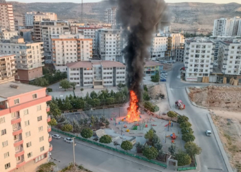 Çocuk parkındaki oyuncaklar ateşe verildi