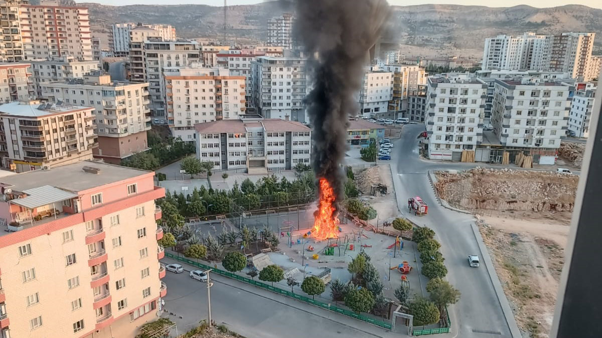 Çocuk parkındaki oyuncaklar ateşe verildi