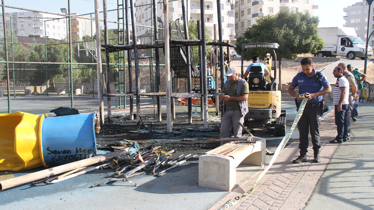 Çocuk parkındaki oyuncaklar ateşe verildi