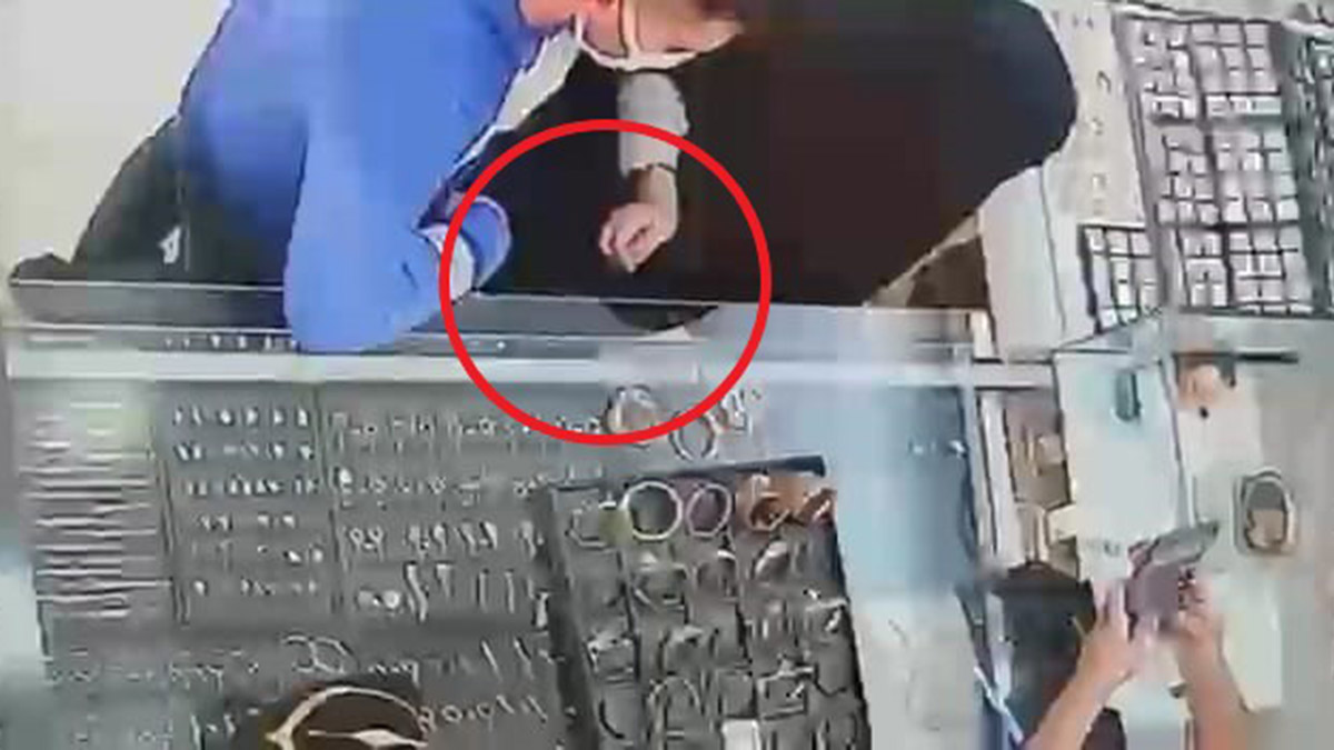 Çarşaflı şüpheliler kuyumcudan bilezik çaldı