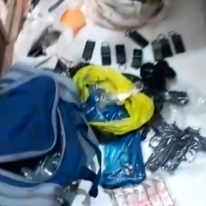 Mersin'in Toroslar ilçesinde durdurulan otomobilde 6 ruhsatsız tabanca bulundu, 3 kişi gözaltına alındı