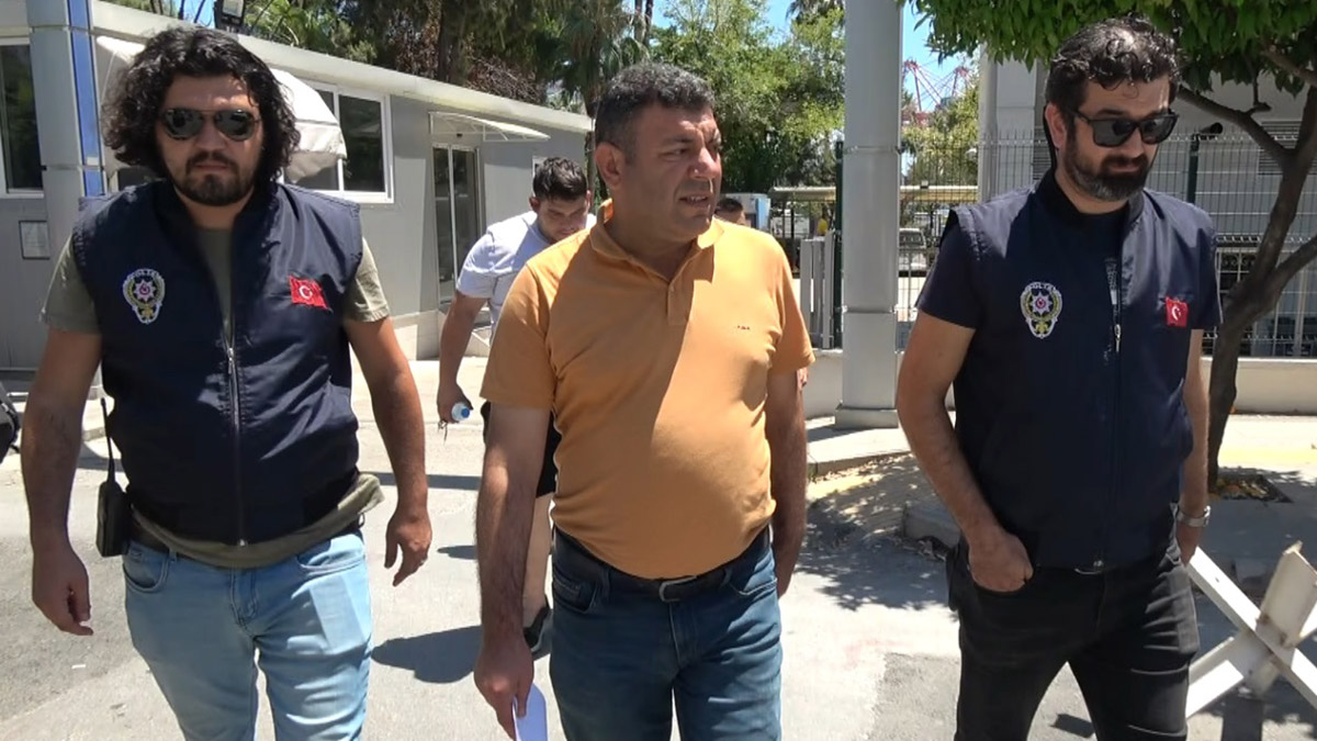 Özgecan Aslan Barış Meydanı'nın simgesi haline gelen yarım asırlık kauçuk ağacı, kök noktasından matkapla 9 delik açılıp içine sıvı enjekte eden 3 kişi hakkında 4 yıla kadar hapis istemi.