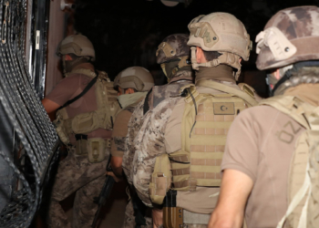 Mersin'de silahlı kavgaya karışan 2 çeteye operasyon