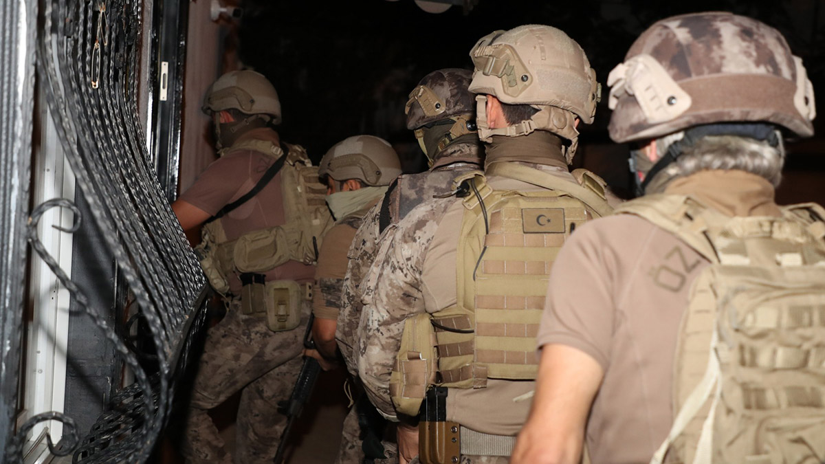 Mersin'de silahlı kavgaya karışan 2 çeteye operasyon