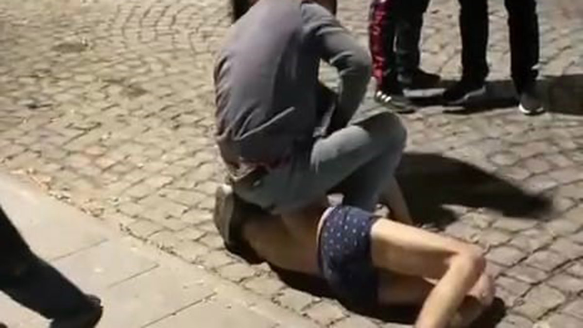 Genç kıza mesaj attı, sokakta darbedildi