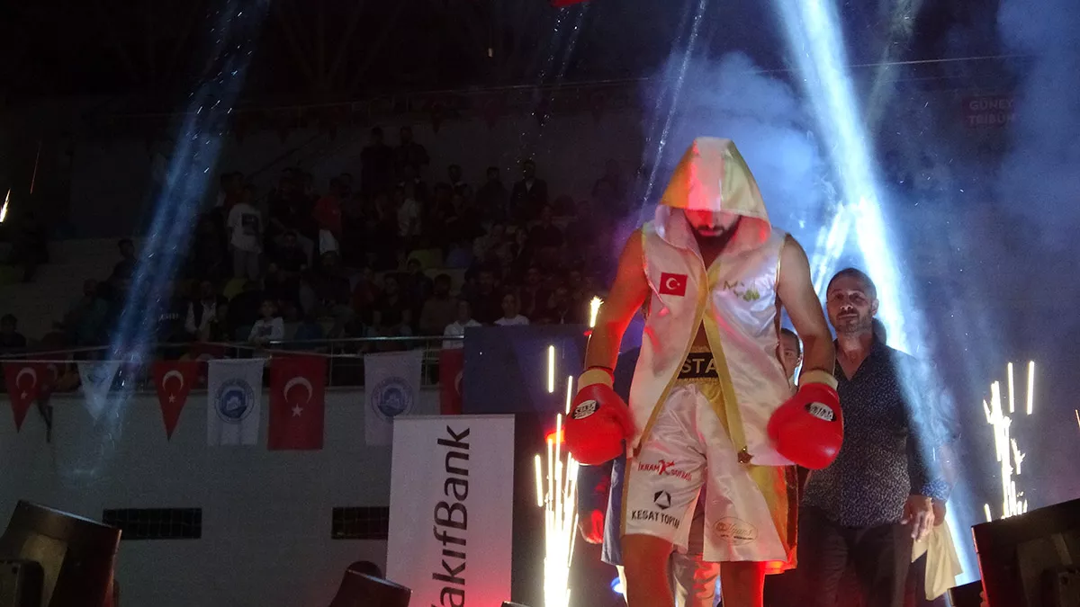 Trabzon’da düzenlenen universal boxing organization (ubo) şampiyonasında, 2018 yılında yıldızlar avrupa boks şampiyonası'nda sağ kolundan sakatlanıp 2 kez ameliyat geçiren mustafa çolak ringlere döndü.