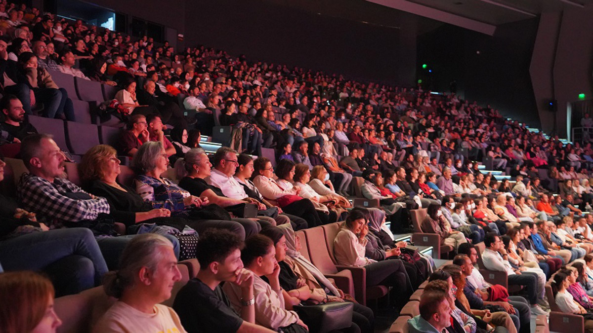 Moliere’in ‘Kibarlık Budalası’ Başakşehir’de sahnelendi