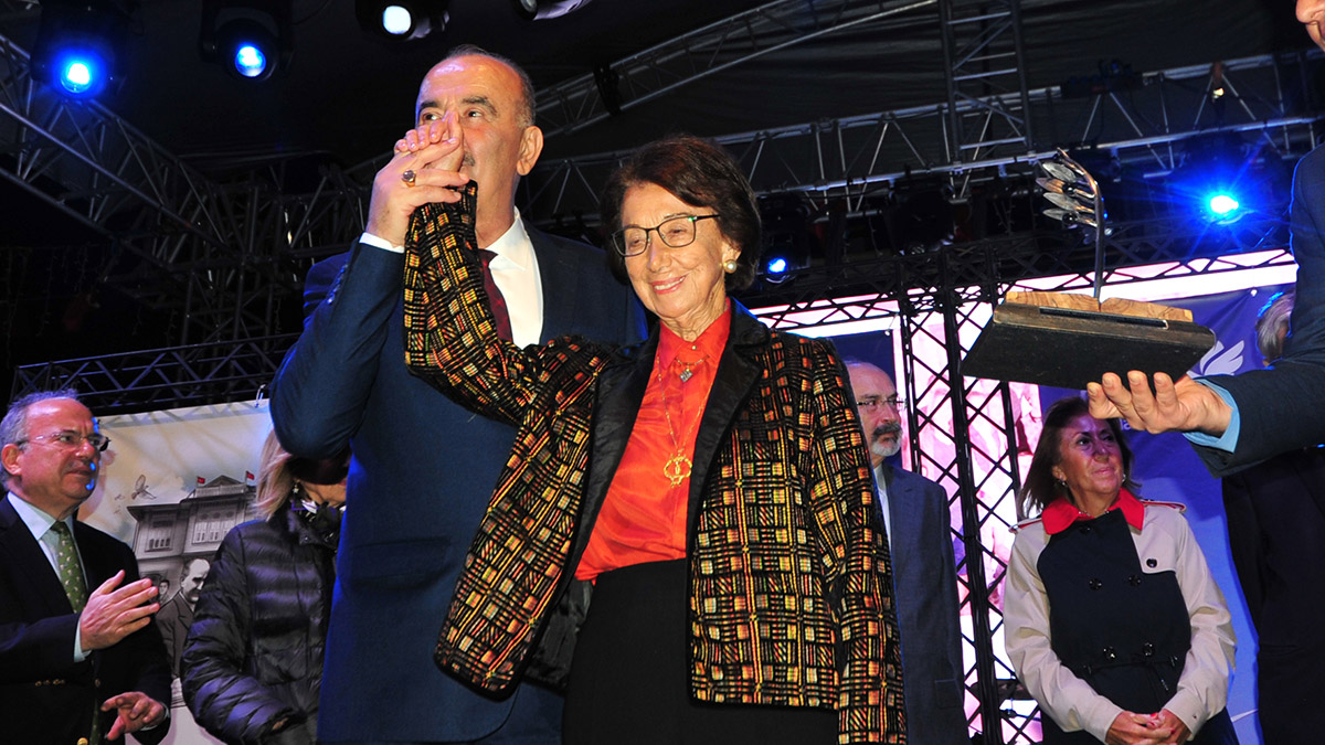 '2’nci Cumhurbaşkanı İsmet İnönü’nün kızı ve İnönü Vakfı Başkanı Özden İnönü Toker'e Barış Yolu ödülü verildi.