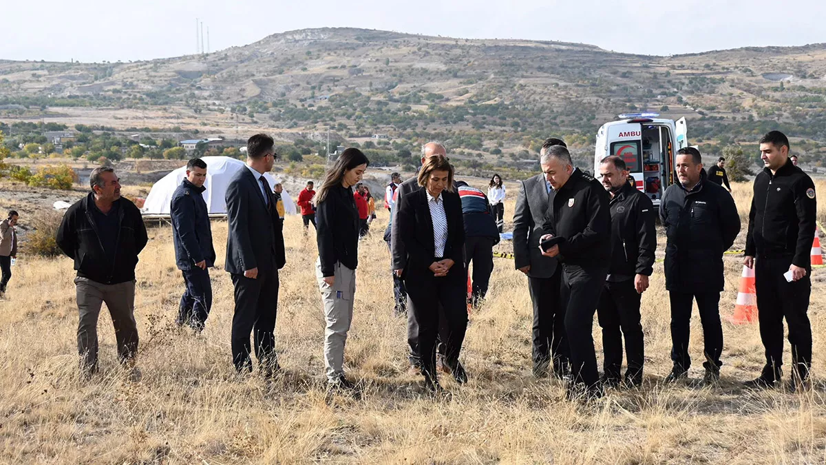 Nevşehir'de özel bir şirkete ait sıcak hava balonu sert iniş yaptı. Balondaki turistlerden 2'si hayatını kaybetti, 3'ü yaralandı.