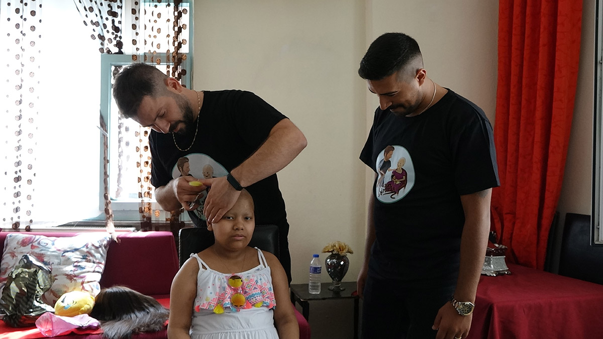 Bursa'da kemoterapi sonrası saçları dökülen Zeliha Sincar'a (11) Ankara'da kuaförlük yapan Yasin Kirazlı (29) kente gelip, gerçek saçlardan peruk yaptı.