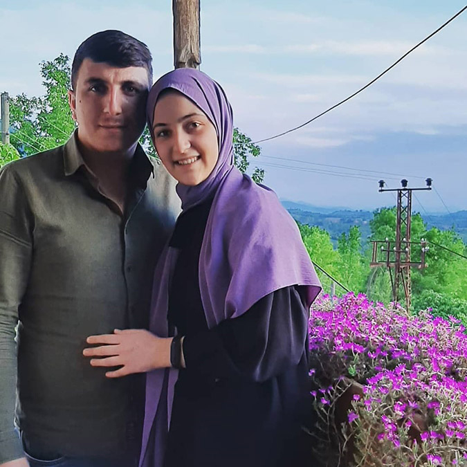 Patlamada yaralanan Burak Sümertaş'ın eşi Ceren Sümertaş, "Yüreğimiz ağzımızda bekledik ama şu an iyi. Eşimin çizmesiydi, bana teslim ettiler" dedi.