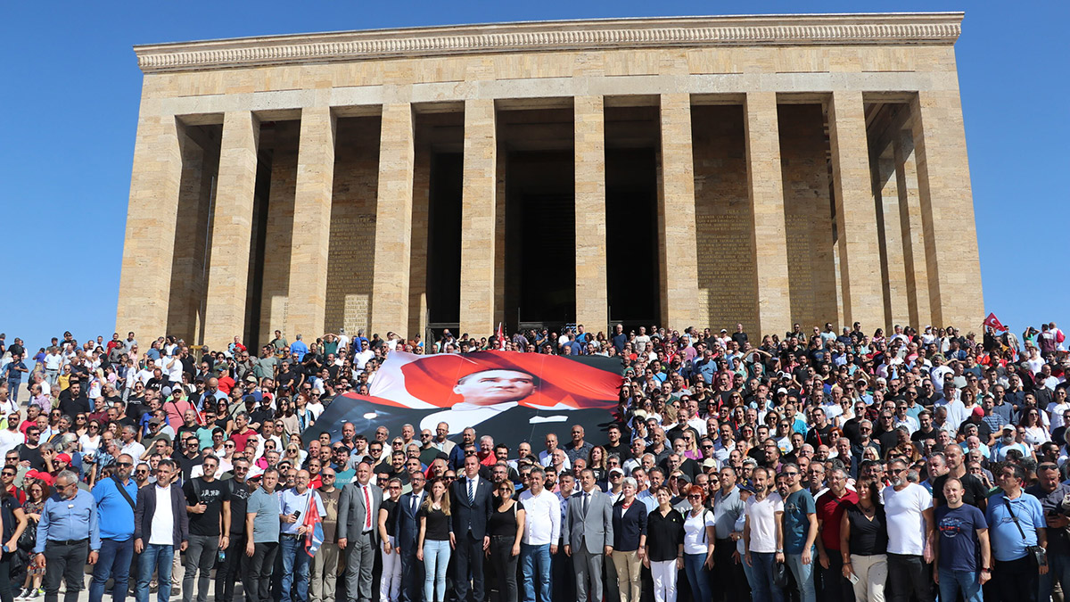 Öğretmenler 1'inci Meclis'ten Anıtkabir'e yürüdü