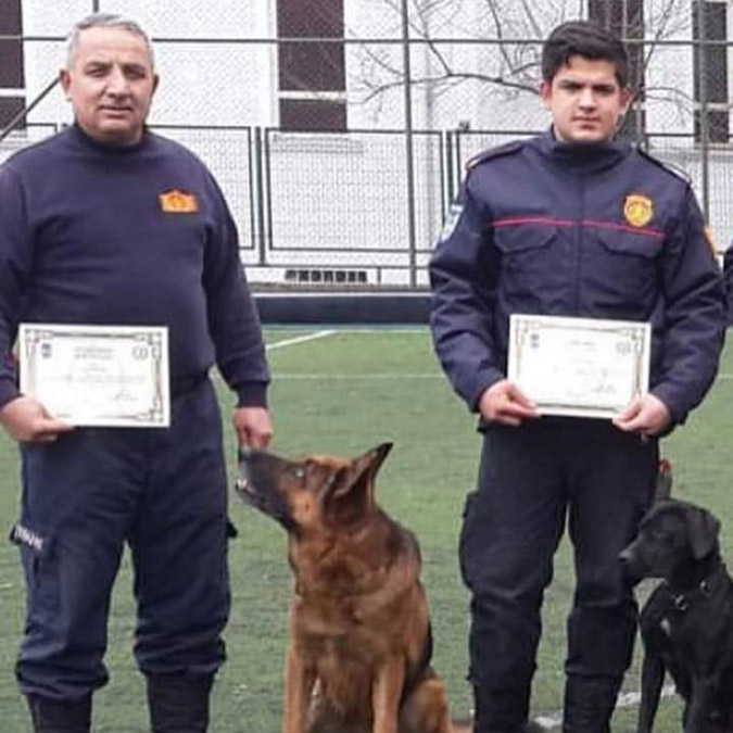 Babası gibi can kurtarıyor