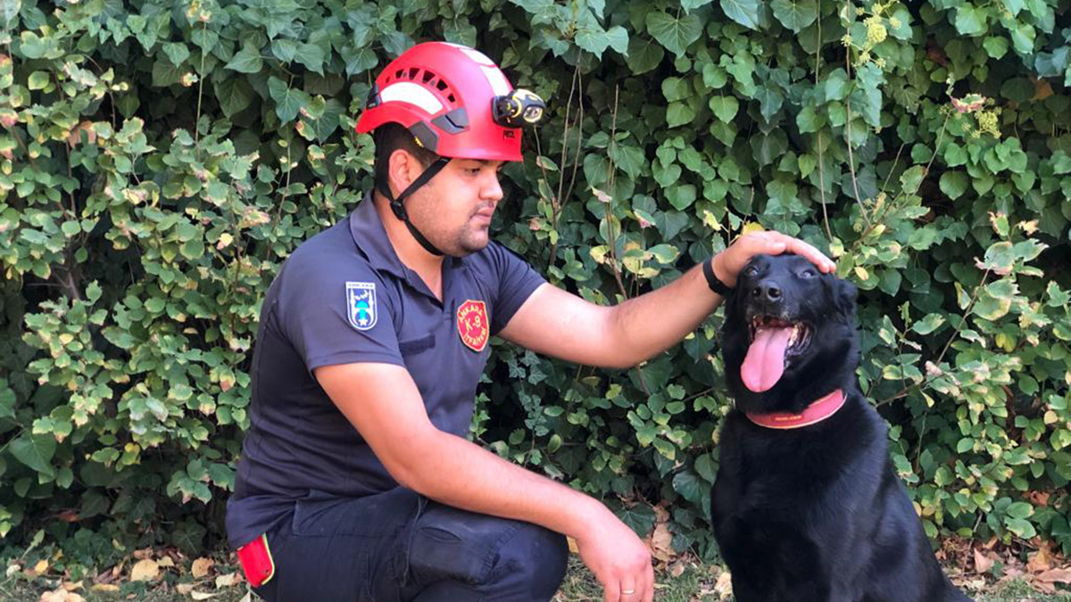 Babası gibi can kurtarıyor