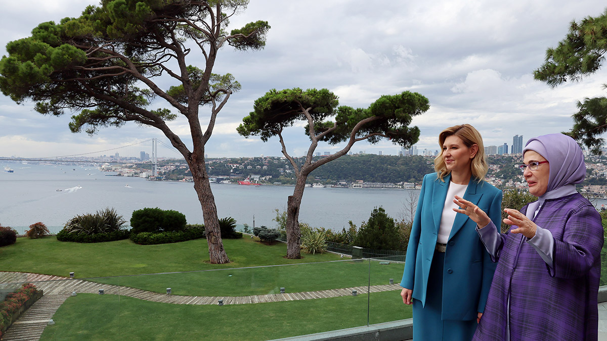 Ukrayna Devlet Başkanı Volodimir Zelenski’nin eşi Olena Zelenska Türkiye ziyareti sırasında Cumhurbaşkanı Recep Tayyip Erdoğan'ın eşi Emine Erdoğan ile Vahdettin Köşkü’nde bir araya geldi.