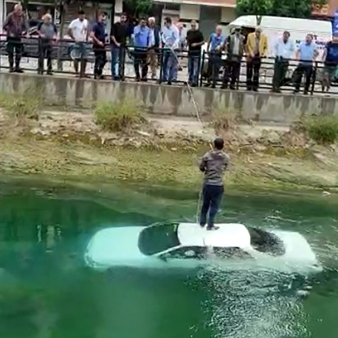 Otomobil sulama kanalına düştü