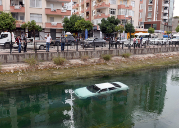 Otomobil sulama kanalına düştü